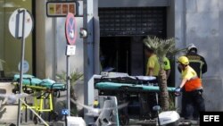 Efectivos de Emergencias en las inmediaciones del lugar en el que una furgoneta ha atropellado esta tarde a varios peatones que paseaban por las Ramblas de Barcelona.