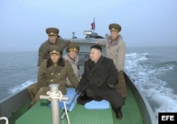 Kim Jong-un (d), a bordo de un barco durante una visita a una unidad militar situada en una isla muy próxima a Corea del Sur.