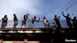 Cubanos filman con sus celulares. REUTERS/Alexandre Meneghini