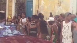 Paris Hilton y Naomi Campbell se pasean en un auto clásico por La Habana.