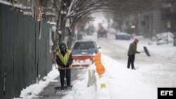 Un obrero retira la nieve acumulada frente a la obra en la que trabaja en Nueva York, Estados Unidos.