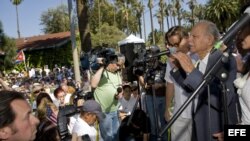  El ex comandante cubano Huber Matos Benitez (d) habla junto al artista cubanoestadounidense Andy García (i) durante una marcha solidaria el 28 de marzo de 2010, con el movimiento de las Damas de Blanco 