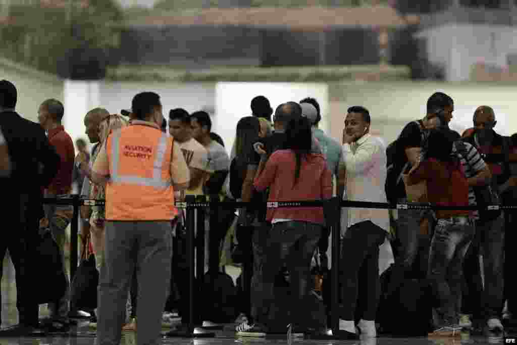 Migrantes cubanos ingresan hoy, martes 12 de enero de 2016, al aeropuerto Daniel Oduber en Liberia (Costa Rica).