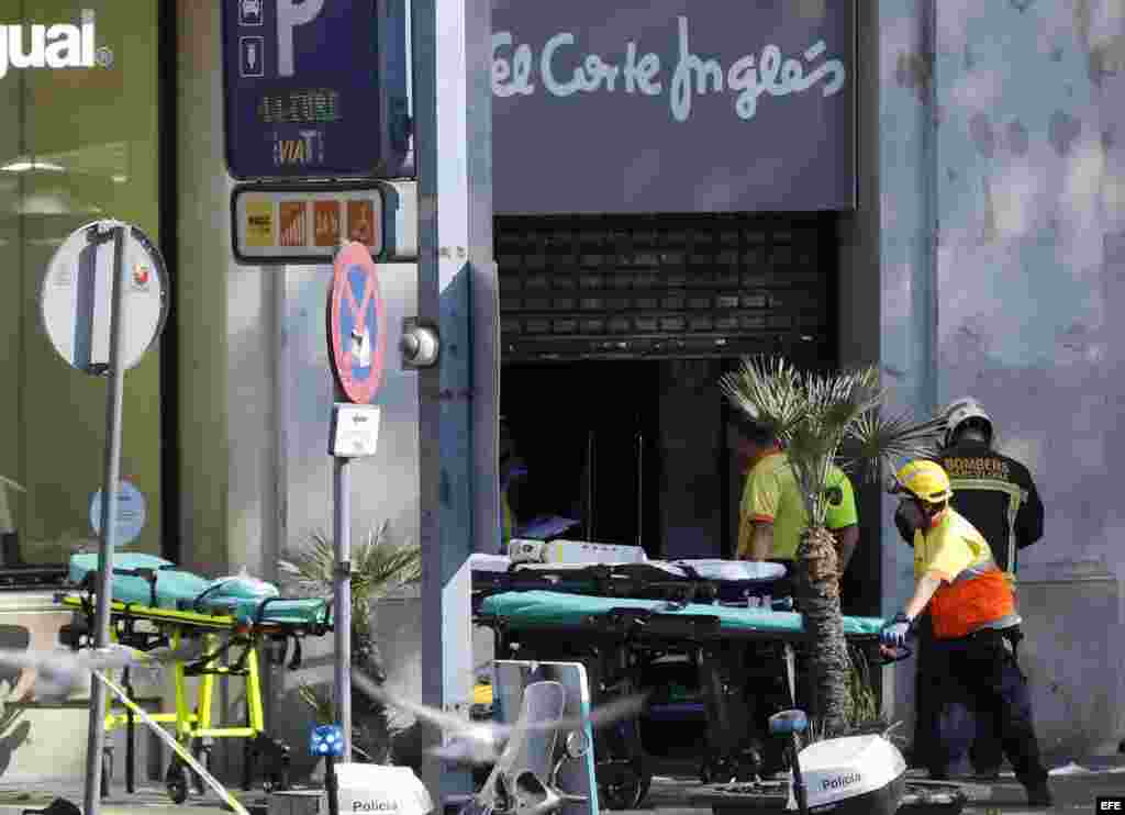 Efectivos de Emergencias en las inmediaciones del lugar en el que una furgoneta ha atropellado esta tarde a varios peatones que paseaban por las Ramblas de Barcelona.