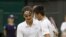 El tenista suizo Roger Federer (i) saluda al serbio Novak Djokovic (d) tras derrotarle en su partido de semifinales del Torneo de Wimbledon jugado el 6 de julio de 2012 en el All England Lawn Tennis Club de Londres, Reino Unido.
