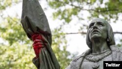 Estatua de Cristobal Colón vandalizada.