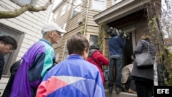 Curiosos visitan la residencia de los Tsarnaev 
