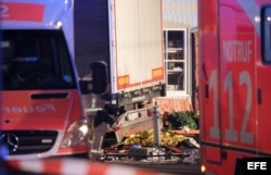 Equipos de rescate trabajan en la zona en la que un camión se estrelló contra un mercado de Navidad en Berlín.