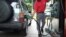 Venezolanos critican uso de "carné de la patria" para adquirir gasolina