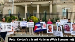 Miembros del Center for a Free Cuba se manifestaron frente a la Embajada del régimen en Washington, D.C.