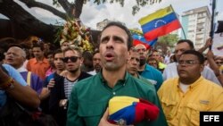 El dirigente opositor venezolano Henrique Capriles (c) participa en una marcha en Caracas.