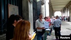 Cubanos esperan su turno de entrada al Consulado General de España en La Habana. REUTERS/Desmond Boylan/Archivo
