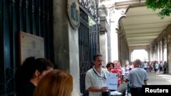 Cubanos esperan su turno de entrada al Consulado General de España en La Habana. (REUTERS/Desmond Boylan/Archivo)