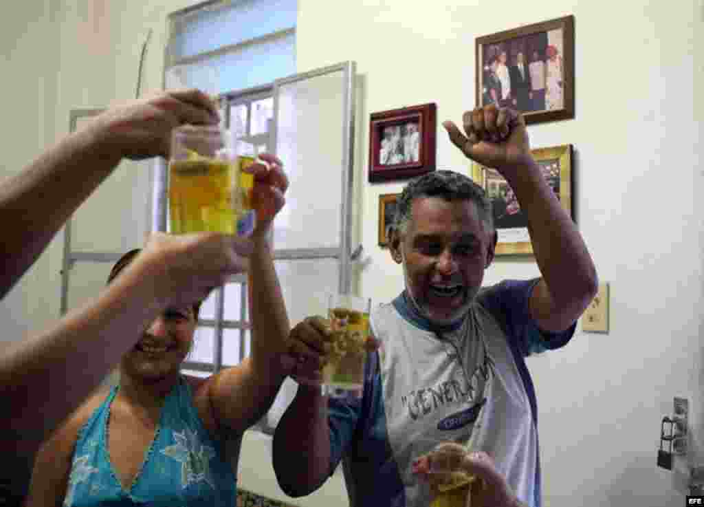 Yadira Rodr&iacute;guez (i) y Ferm&iacute;n Zamora (d) celebran con infusi&oacute;n de manzanilla hoy, martes 18 de septiembre de 2012, el fin de la huelga de hambre