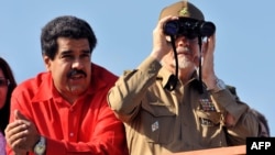 El comandante Ramiro Valdés y Nicolás Maduro . Foto Archivo