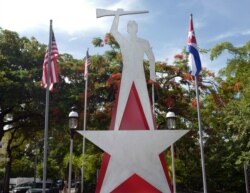 El Monumento a las Guerrillas Cubanas Anticomunistas se ubica en el paseo de la Calle Ocho y la avenida 13, en la Pequeña Habana,