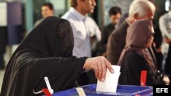 Mujer votando en elecciones iraníes