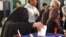 Mujer votando en elecciones iraníes
