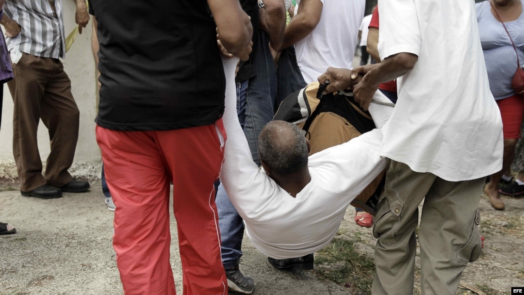  Un hombre es arrestado este 20 de marzo de 2016 en La Habana.