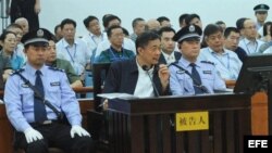 Bo Xilai (c) culpó a su esposa, Gu Kailai, de la mayoría de las acusaciones de corrupción e incluso de algunos aspectos de las acusaciones de abuso de poder. 