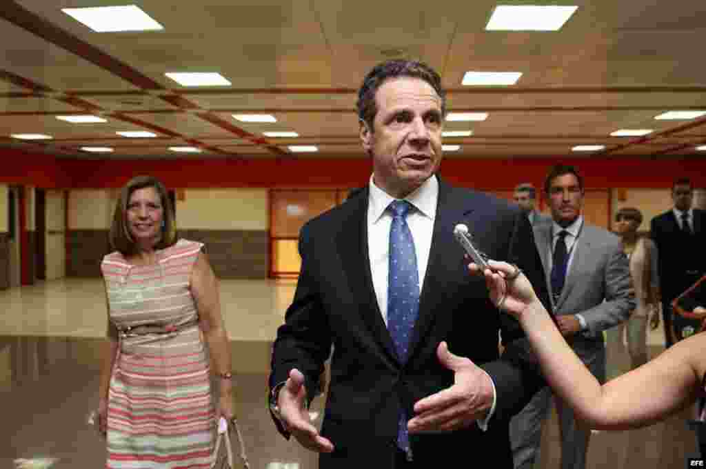 Andrew Cuomo entrevistado por la prensa a su llegada a La Habana, Cuba