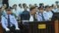 Bo Xilai (c) culpó a su esposa, Gu Kailai, de la mayoría de las acusaciones de corrupción e incluso de algunos aspectos de las acusaciones de abuso de poder. 