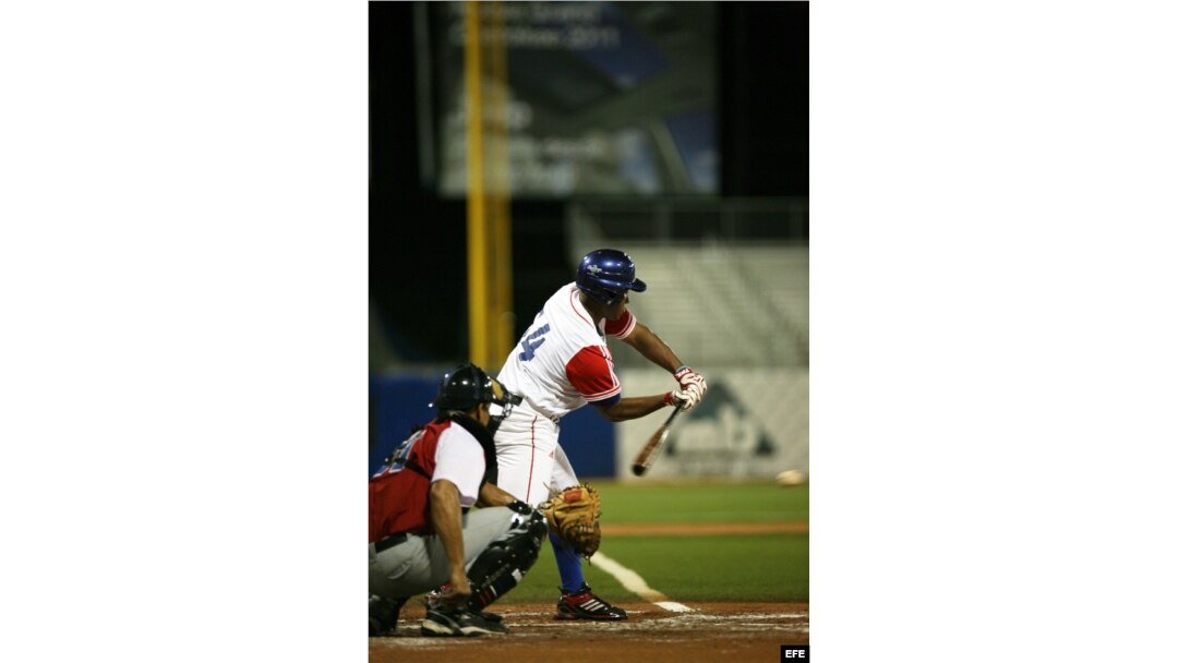 Despaigne (d) batea una bola durante el partido entre República Dominicana y Cuba por el Torneo Premundial de Béisbol (2010) en San Juan (Puerto Rico).