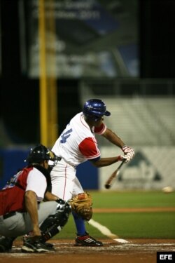 Despaigne (d) batea una bola durante el partido entre República Dominicana y Cuba por el Torneo Premundial de Béisbol (2010) en San Juan (Puerto Rico).