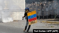 Un estudiante durante la manifestación del 14 de noviembre de 2019 contra el régimen de Nicolás Maduro. 