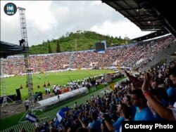 En el estadio de Tegucigalpa mIles de hondureños levantan las manos a Dios en el evento "Una nación, un día".