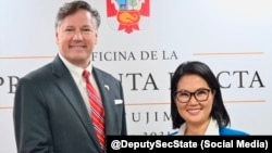 El subsecretario del Departamento de Estado de EEUU,  Christopher Landau, junto a la nueva presidenta de Perú, Keiko Fujimori.
