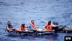 Foto de archivo de un grupo de inmigrantes cubanos llegando a las costas de Florida en un bote