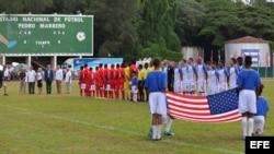 Niños deportistas portan la bandera de EE.UU. durante la inauguración del partido amistoso de fútbol entre Cuba y Estados Unido