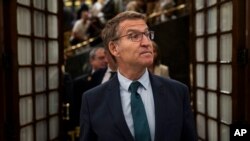 El líder del Partido Popular español, Alberto Núñez Feijóo, abandona la cámara baja del parlamento español en Madrid, España, el viernes 29 de septiembre de 2023. AP/Bernat Armangue