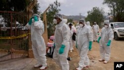 Trabajadores de salud ante una alerta de gripe aviar en Bolivia el 31 de enero de 2023.