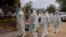 Trabajadores de salud ante una alerta de gripe aviar en Bolivia el 31 de enero de 2023.