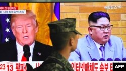 Donald Trump y Kim Jong Un en la televisión. 