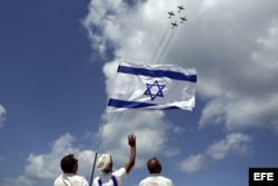 Varios israelíes observan una exhibición aérea en una playa de Tel Aviv (Israel) dentro de las celebraciones por el 65 aniversario de la declaración de la independencia de Israel.