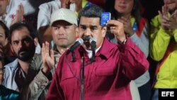 Nicolás Maduro habla a sus seguidores tras proclamarse ganador de las elecciones. 