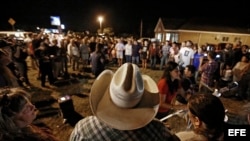 Residentes de Sutherland Springs, Texas, asisten a una vigilia en honor a las víctimas del tiroteo.
