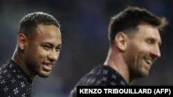 Neymar y Messi a punto de jugar en el Paris Saint-Germain, el 15 de septiembre de 2021. (KENZO TRIBOUILLARD / AFP).