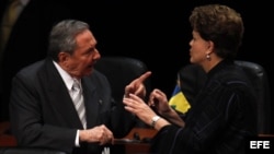 Presidente de Cuba, Raúl Castro (i), y de Brasil, Dilma Rousseff (d), 