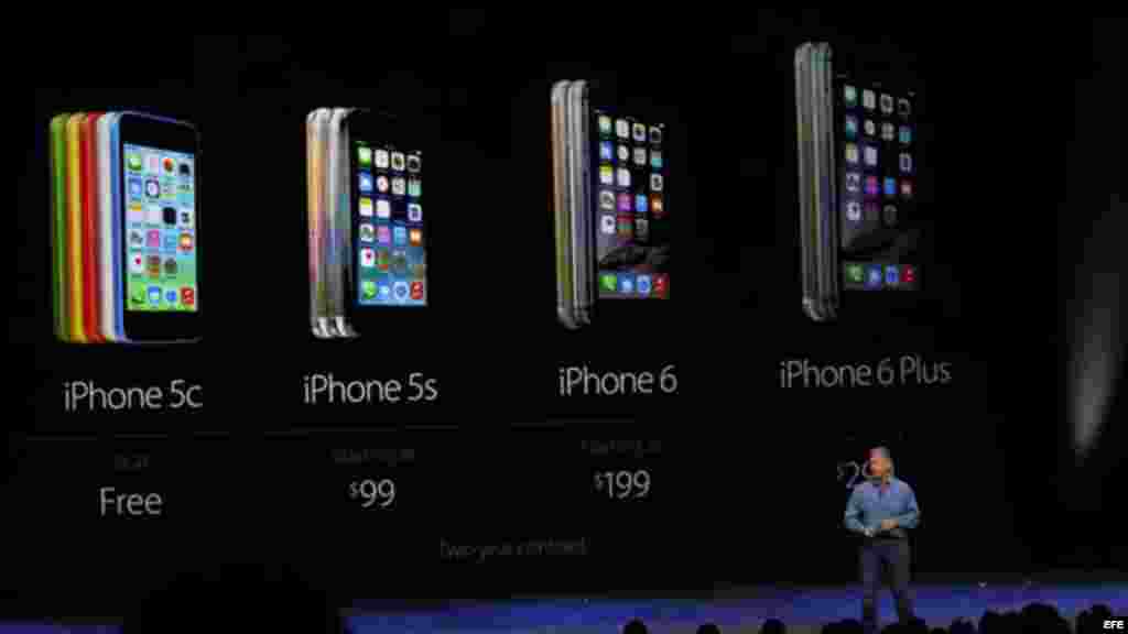 El vicepresidente de márketing mundial de productos de Apple, Phil Schiller avanza las novedades del iPhone 6 y el iPhone 6 plus durante el acto de lanzamiento de productos Apple en el Flint Center de Cupertino, California