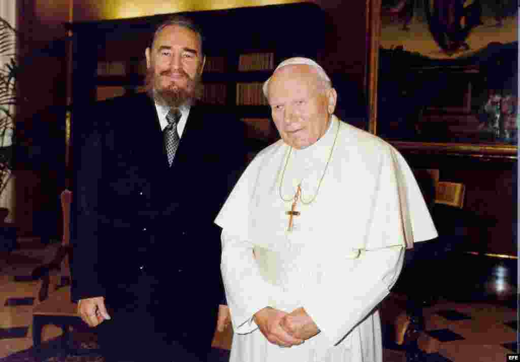 El papa Juan Pablo II junto a Fidel Castro, durante la visita que el mandatario cubano realizó al Vaticano (1996). Archivo.