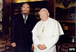 El papa Juan Pablo II junto a Fidel Castro, durante la visita que el mandatario cubano realizó al Vaticano en 1996. Archivo.