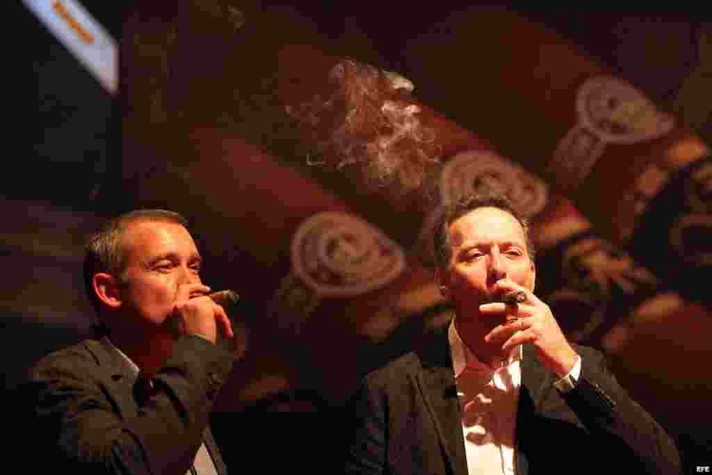 Dos hombres fuman durante la gala que cerró el XVII Festival Internacional del Habano