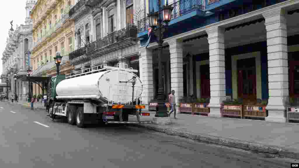 Camion cinterna brinda servicio ininterrumpido de agua potable a hoteles en Centro Habana.