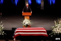 El exvicepresidente Joe Biden pronuncia un discurso frente al féretro del ex senador McCain.
