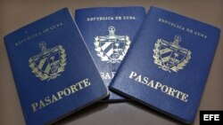 Vista de pasaportes cubanos en una oficina regional de la Dirección de Inmigración y Extranjería, en La Habana (Cuba)