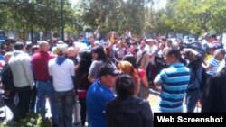 Cubanos se reúnen en un parque de Quito. Captura de imagen, "El Comercio".